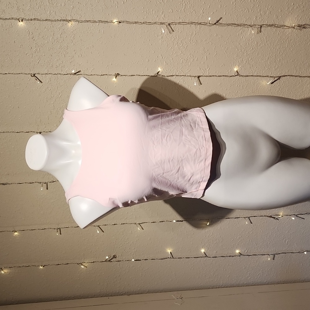 Lululemon baby pink top, built in bra, pads are removable size 10 like new